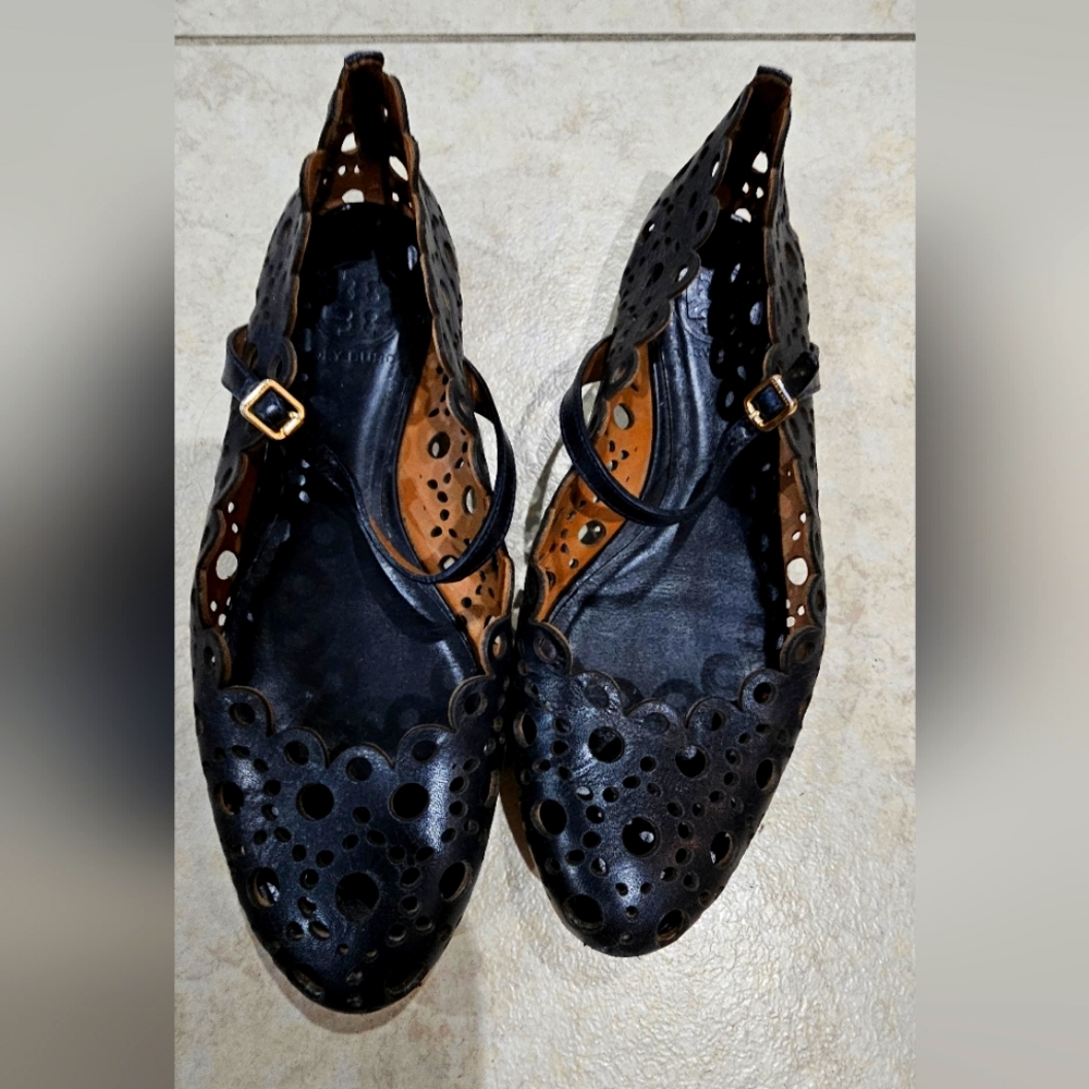 Chic Black Cutout Flats